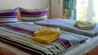 Schlafzimmer mit Doppelbett und gro&szlig;em Kleiderschrank